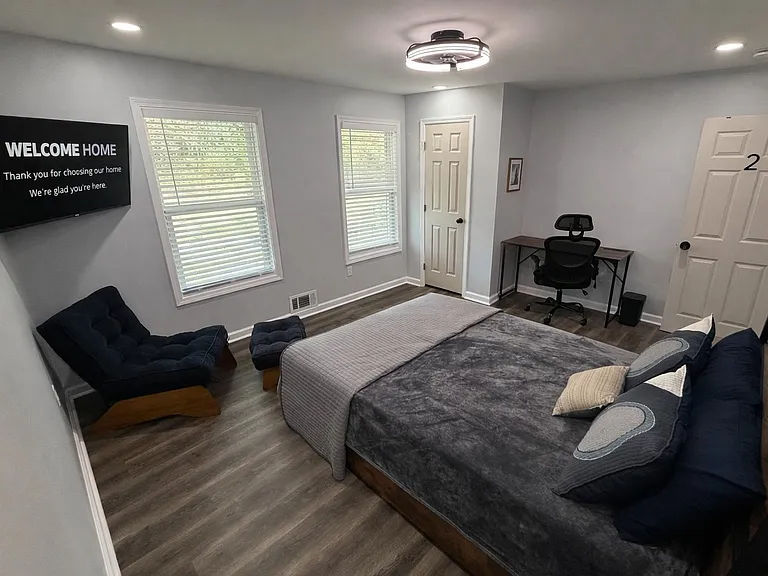Queen bed with drawers. Hotel Mattress, Recliner, Office desk and ergonomic chair. 43" roku TV. 1 gig fast wifi. Nightstand