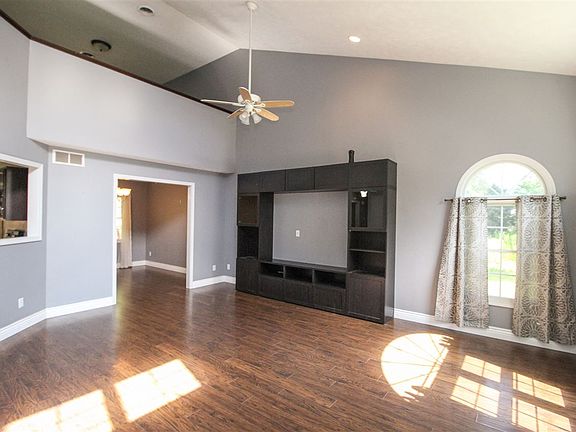 3rd image of 124 Crestwood Dr
