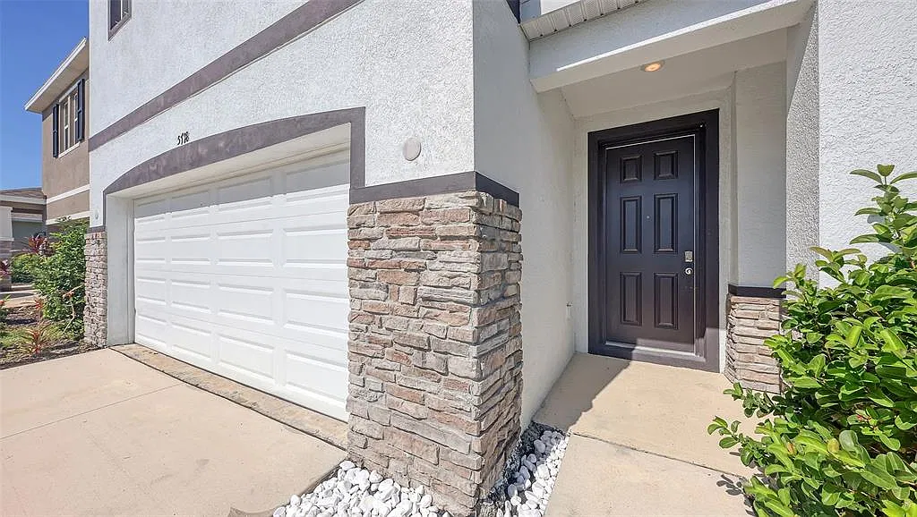 5 bed, 3.5 bath, 3633 sqft, $4,500 — Photo 3
