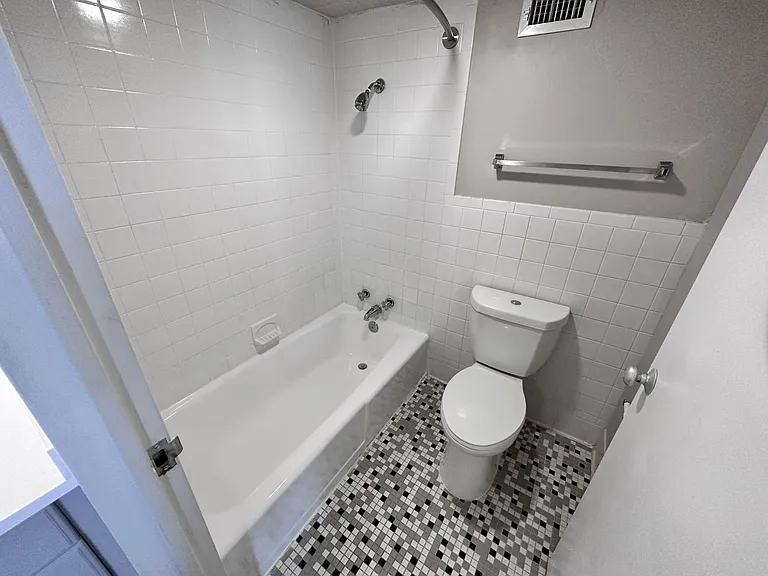 The Regency Apartments — Photo 161