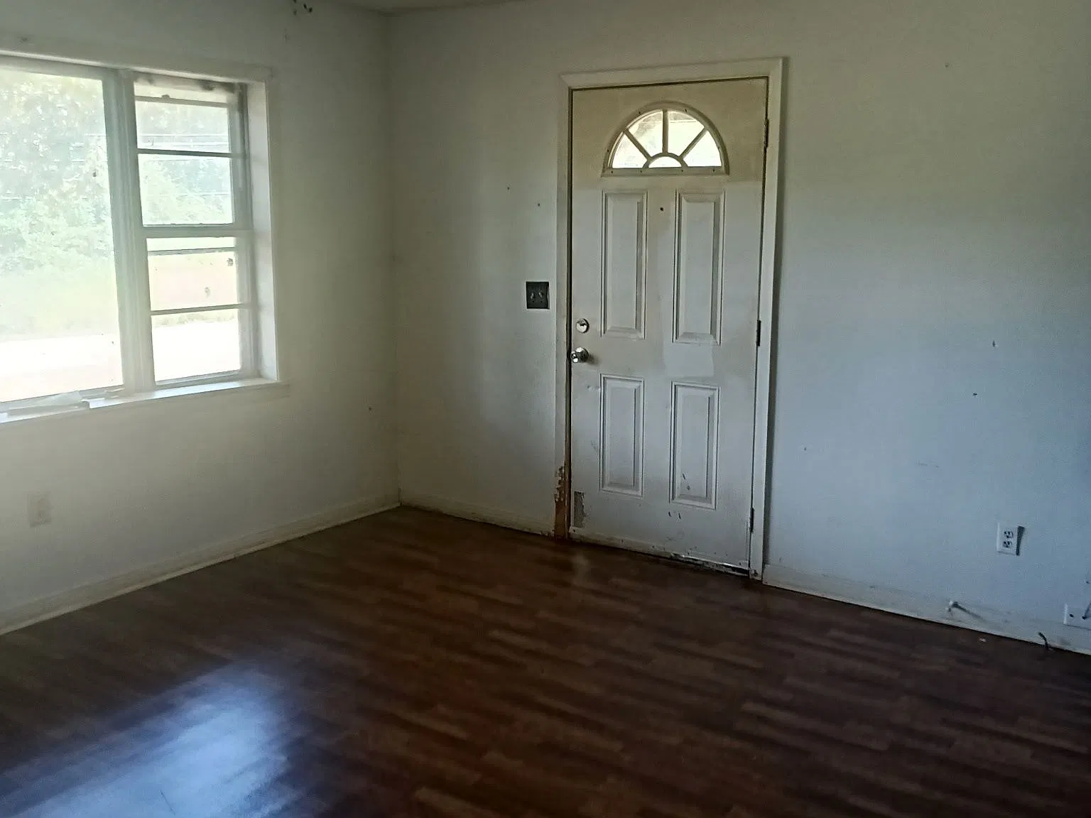 3 bed, 1.0 bath, 1100 sqft, $1,000 — Photo 2