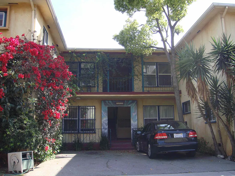 7930 Willoughby Ave #3