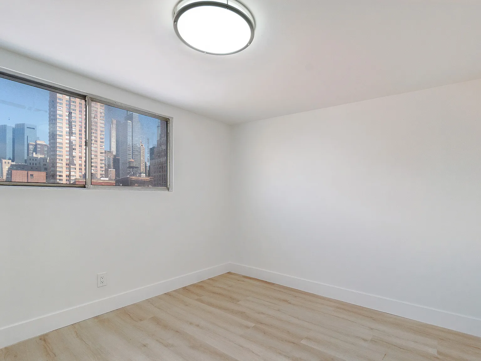350 West 47th Street — Photo 4