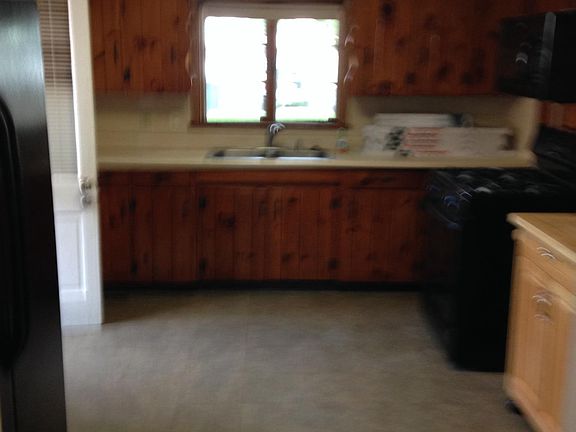 KITCHEN, NATURAL GAS STOVE