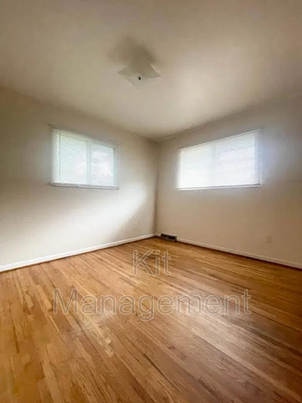 Charming 2-Bedroom Upper Unit on Jackman Road Cozy, Convenient, and Affordable! — Photo 4