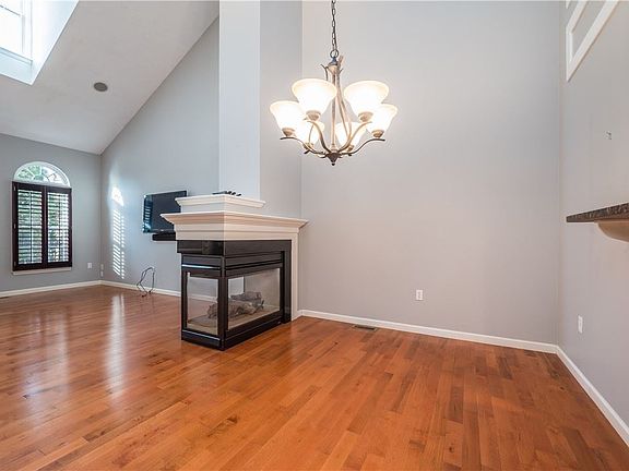 4th image of 305 Laurel Ct