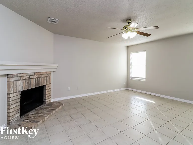 3913 Fox Run Dr — Photo 2