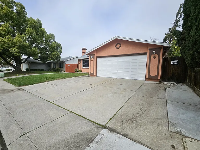 547 San Gabriel Ct — Photo 3