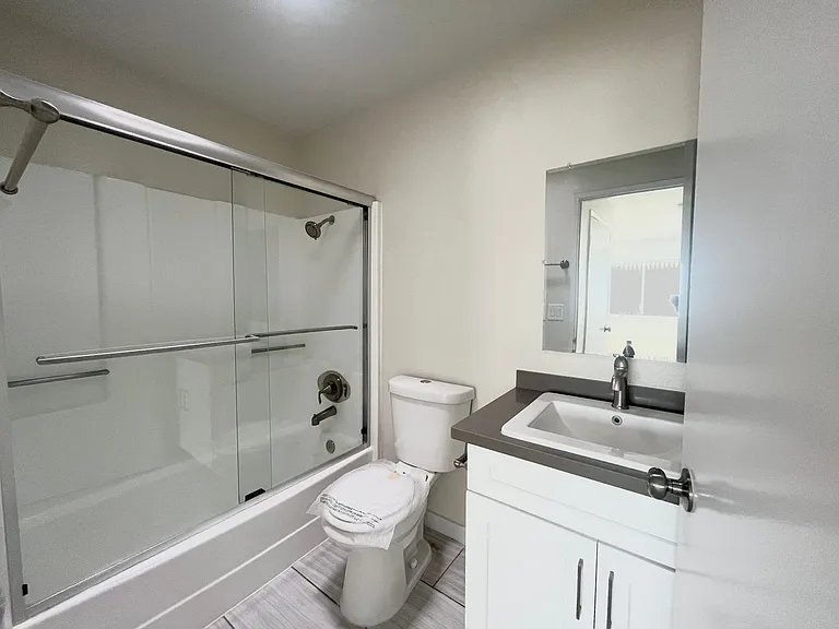 820 Glenoaks Apartments — Photo 20