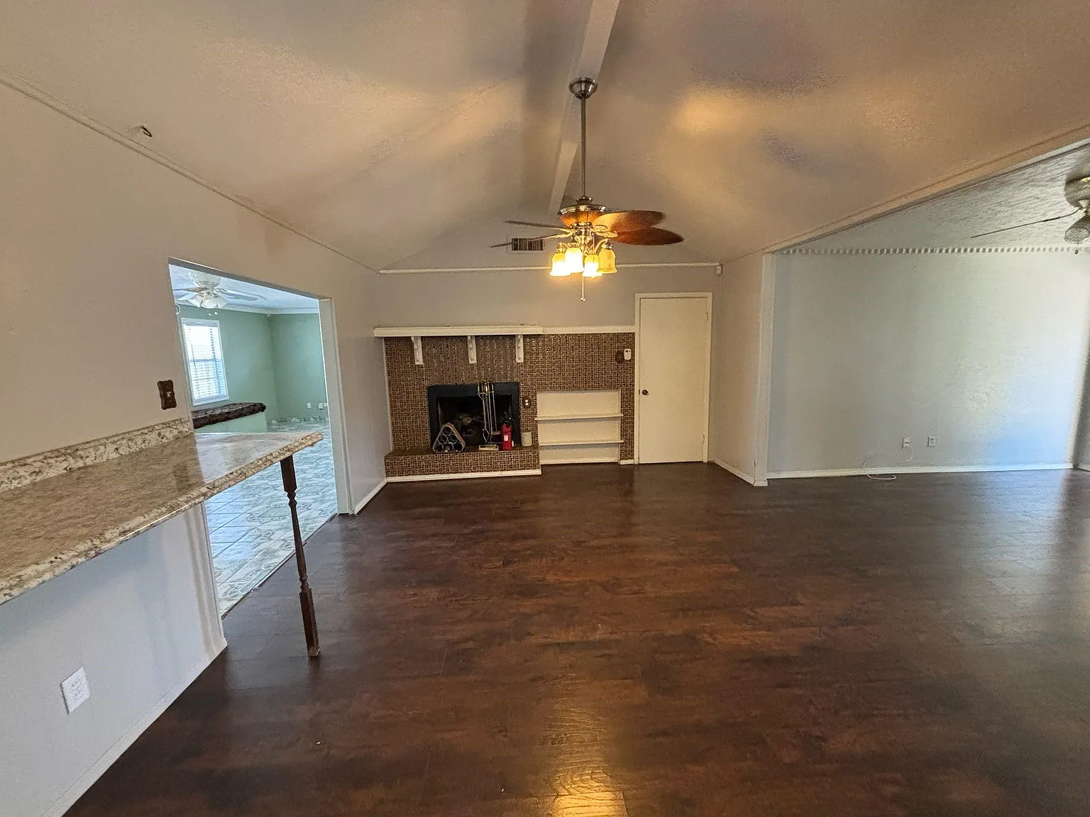 3 bed, 2.0 bath, 1916 sqft, $1,600 — Photo 2