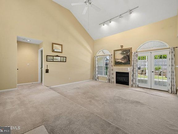 4th image of 994 Treasure Ave