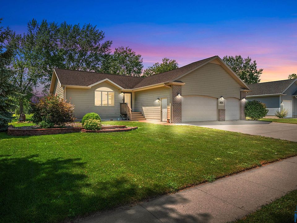1st image of 427 Oakmont Dr