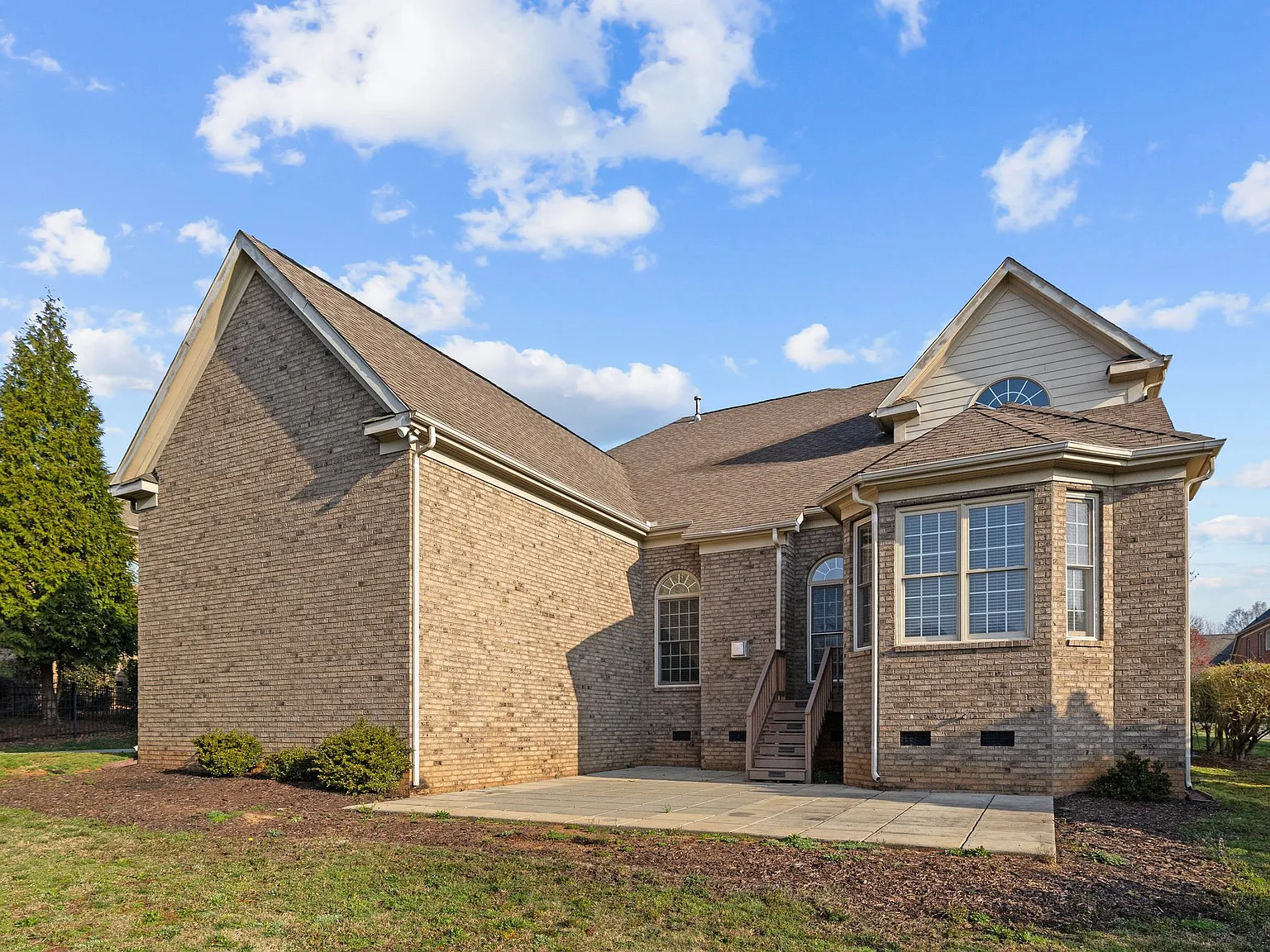 6 bed, 4313 sqft, $3,700 — Photo 4