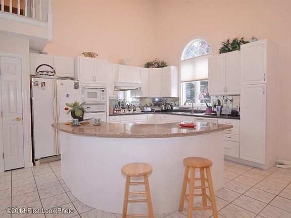 5th image of 2 E Lakeview Dr