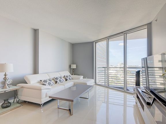 3rd image of 325 Biscayne Blvd #3916