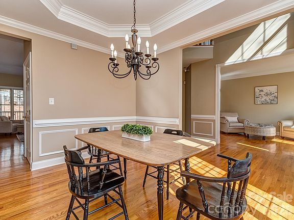 5th image of 614 Ashgrove Ln