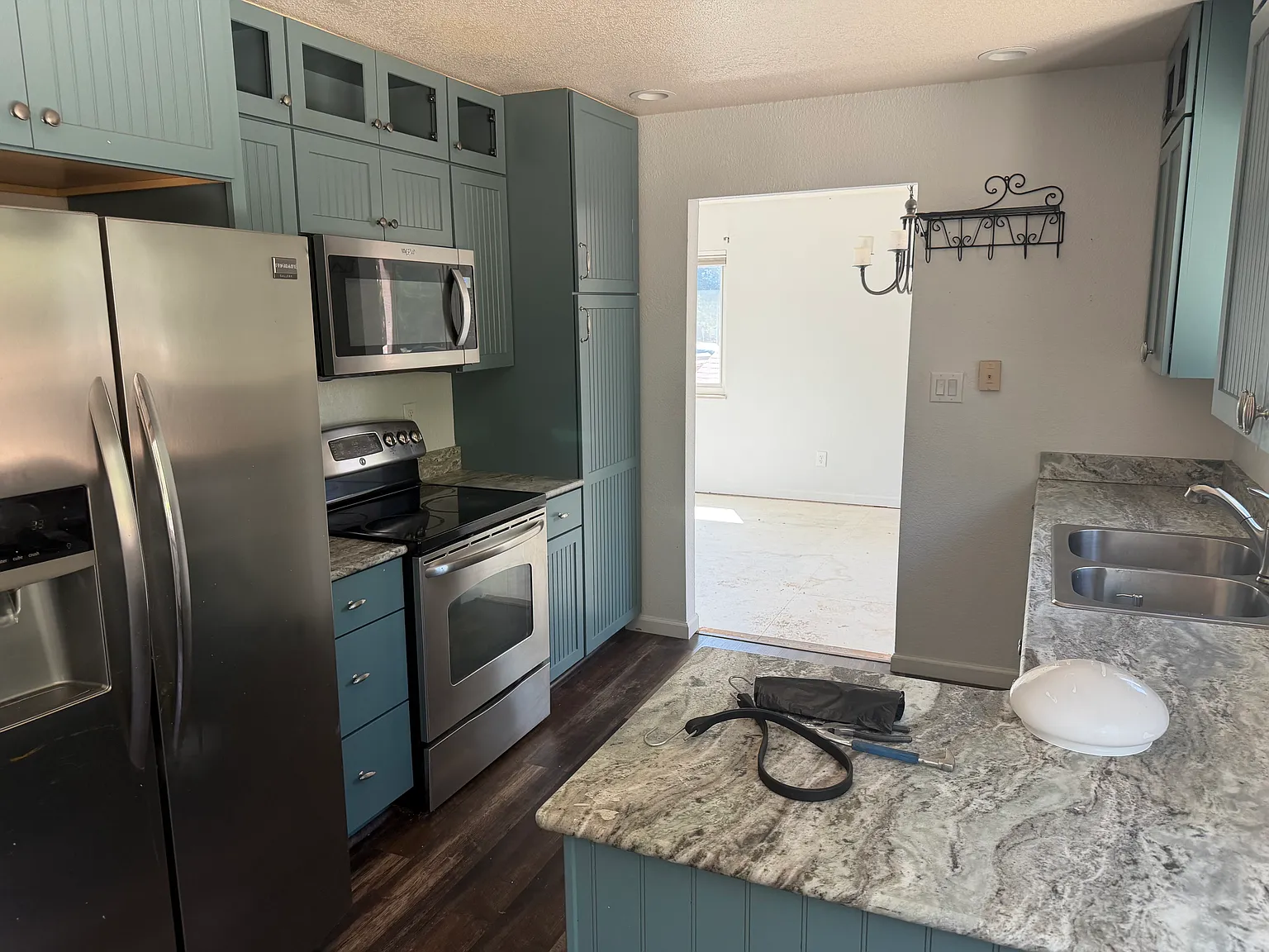 4 bed, 2343 sqft, $2,400 — Photo 3