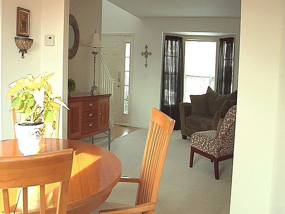 3rd image of 913 Country Creek Dr