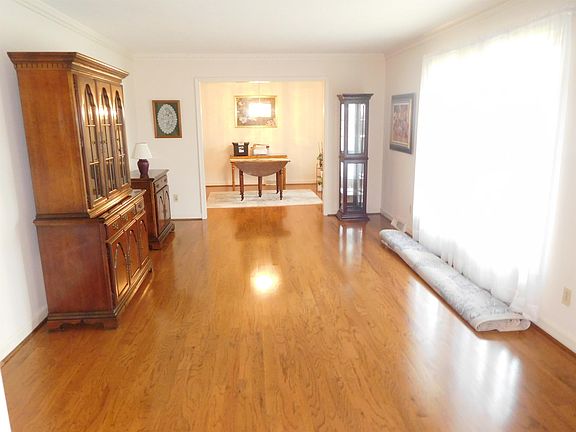 3rd image of 148 Greenbriar Dr