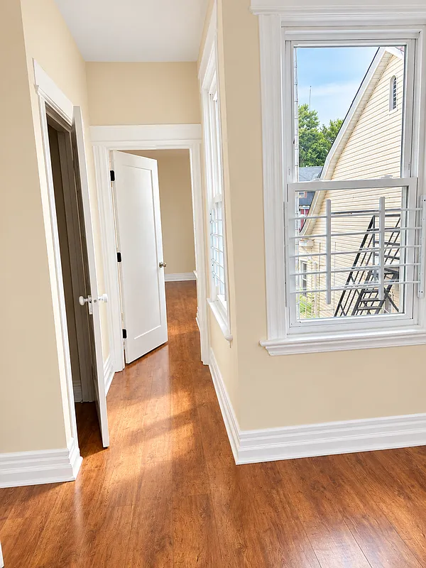 3 bed, 1.0 bath, 1284 sqft, $2,600 — Photo 4