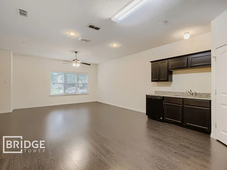 1317 Lake Crest Ln — Photo 4