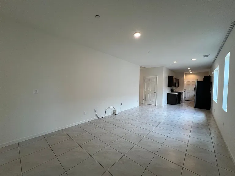 587 Sandtrap Ln — Photo 3