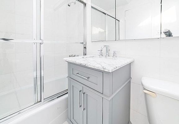 4th image of 15 E 9th St #3