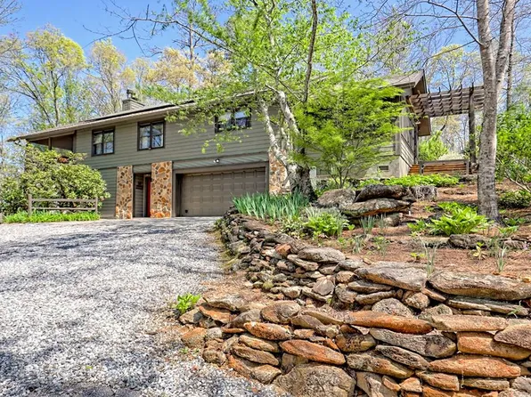 351 Honeysuckle Ln, Clarkesville, GA 30523