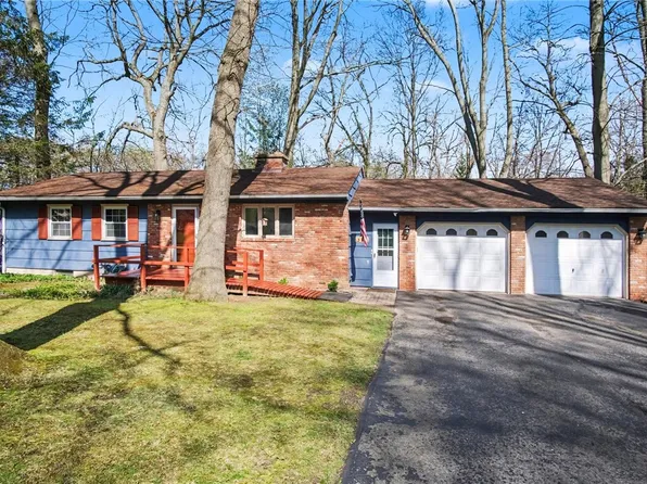 39 Hunters Run, Pittsford, NY 14534