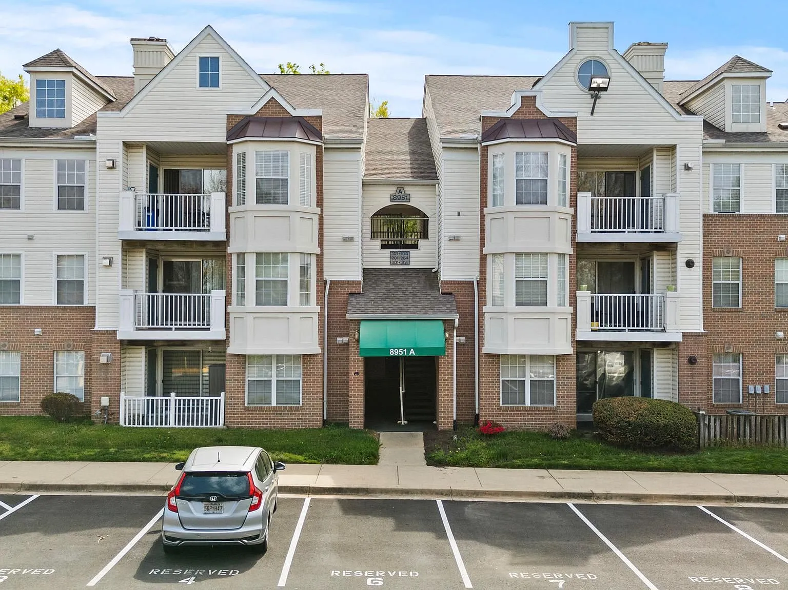 2 bed, 2.0 bath, 2400 sqft, $2,300 — Photo 1