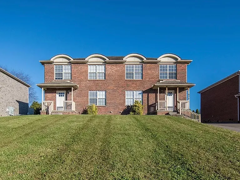 618 Hampton Way #A — Photo 1