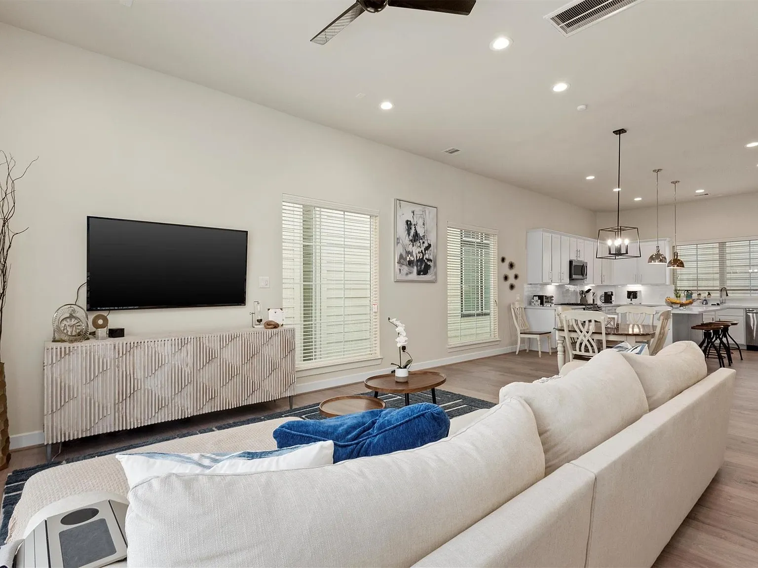 3 bed, 3.5 bath, 2180 sqft, $3,200 — Photo 3