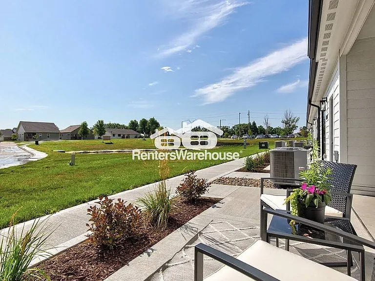 3639 NE Kara Ln — Photo 2