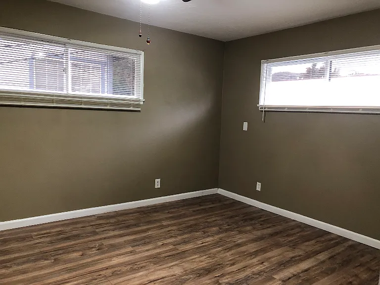5818 S Pickering Ave — Photo 4