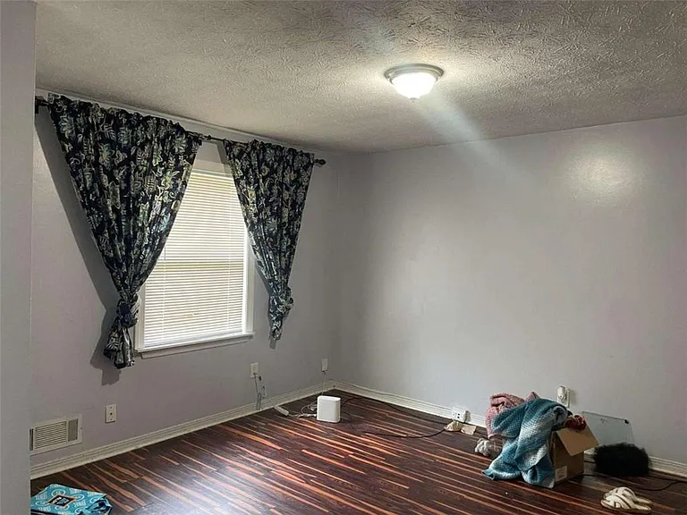 58 Ezzard St — Photo 2