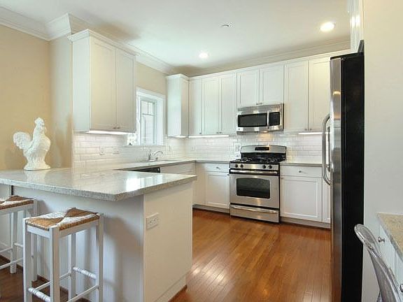 Kitchen with breakfast bar