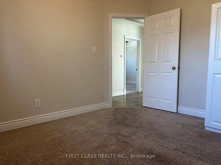 28 Collins Cres #UPPER — Photo 12