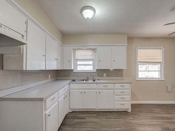 3rd image of 412 Hicks Pl