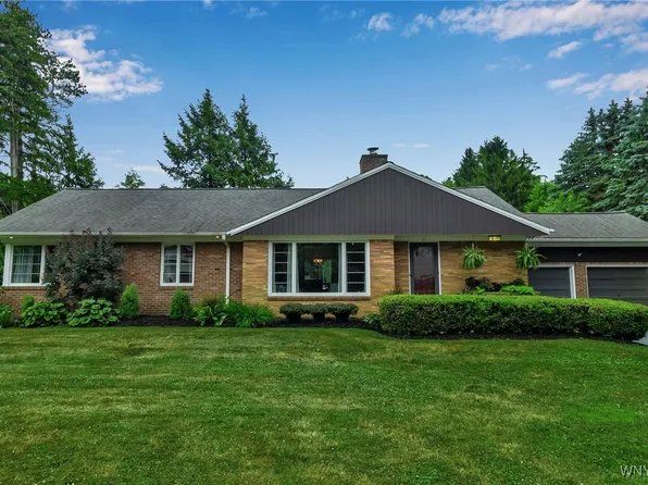 65 Deepwood Dr, East Aurora, NY 14052