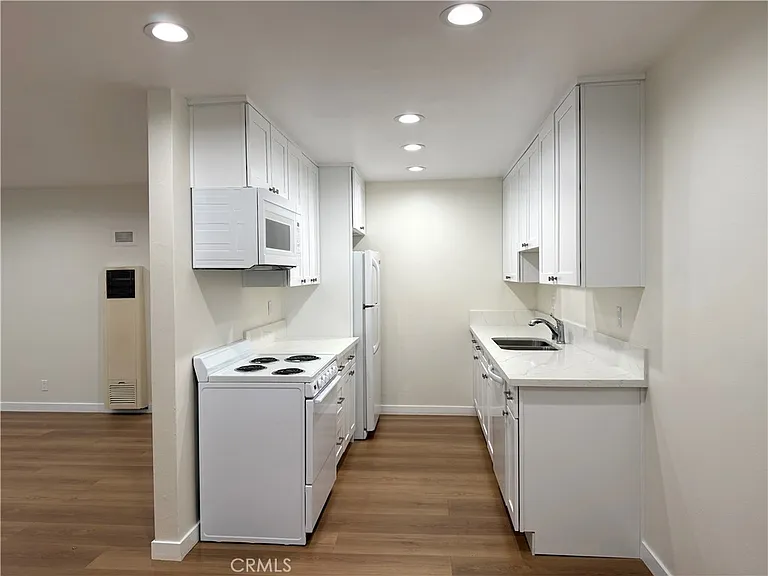 18657 Collins St #4 — Photo 4