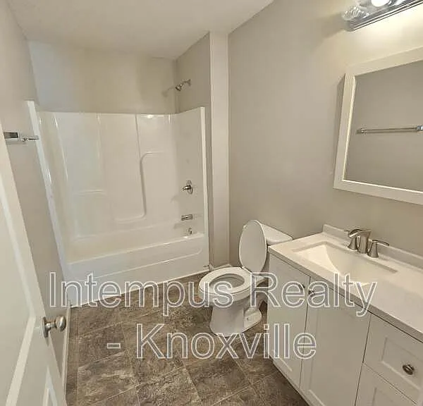 2419 E Glenwood Ave — Photo 15