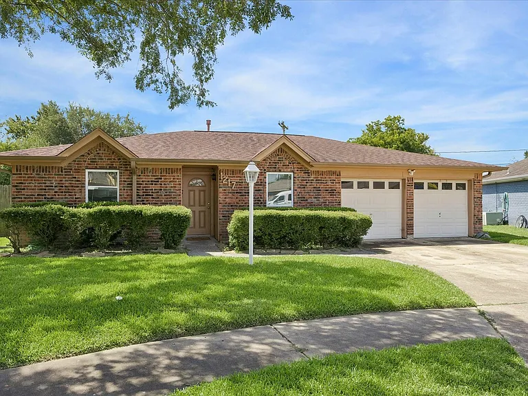 1217 E Brown Ln — Photo 1