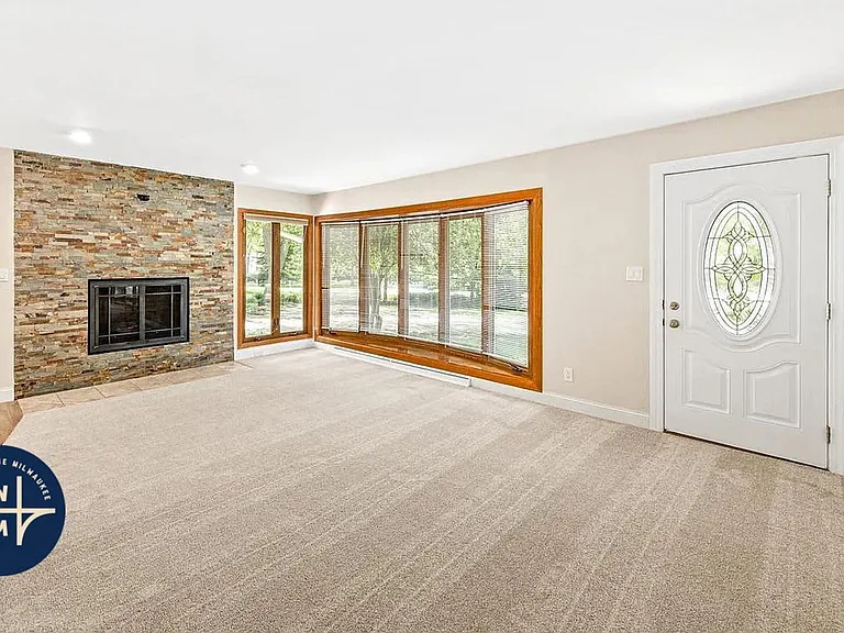 12400 Elmhurst Pkwy — Photo 4