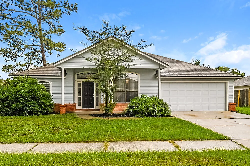 3 bed, 2.0 bath, 1839 sqft, $1,805 — Photo 1