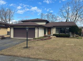 2008 E Woodview Dr, Mount Prospect, IL 60056