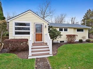 21 Lincoln Rd, Hampton Bays, NY 11946