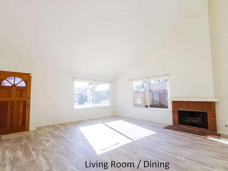 966 Goldenrod Dr — Photo 2