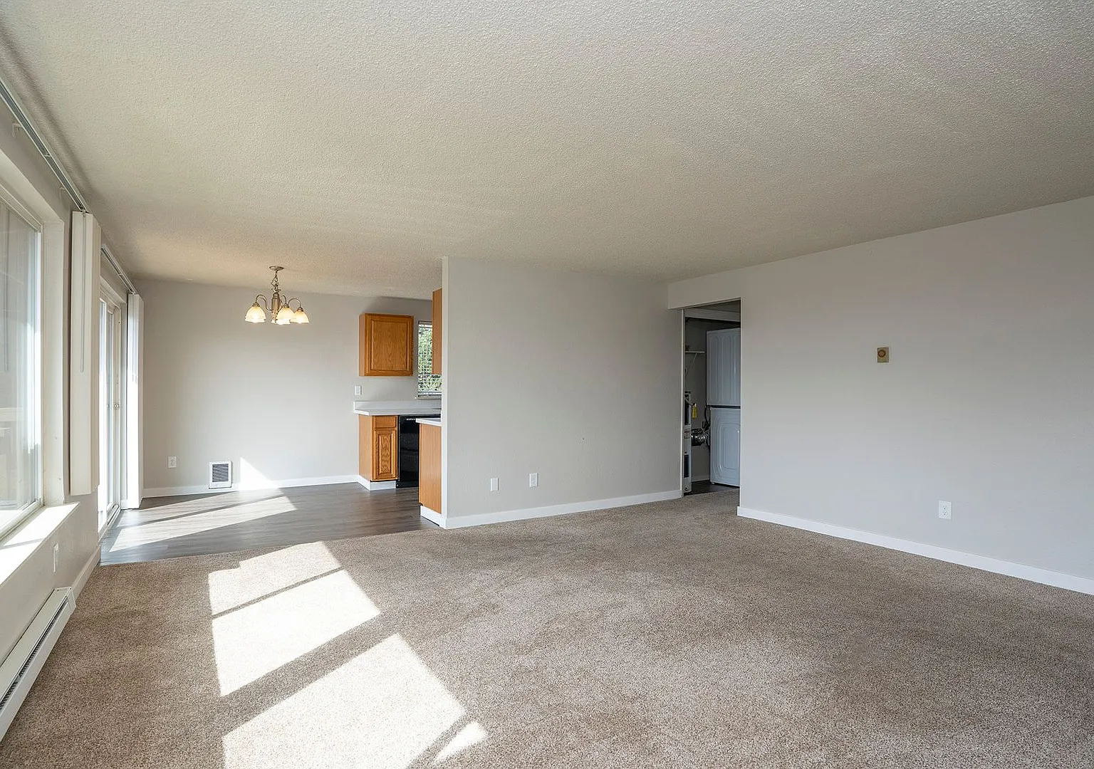 Newly renovated 2 BR Apartment with Stunning Views in Tacoma — Photo 4