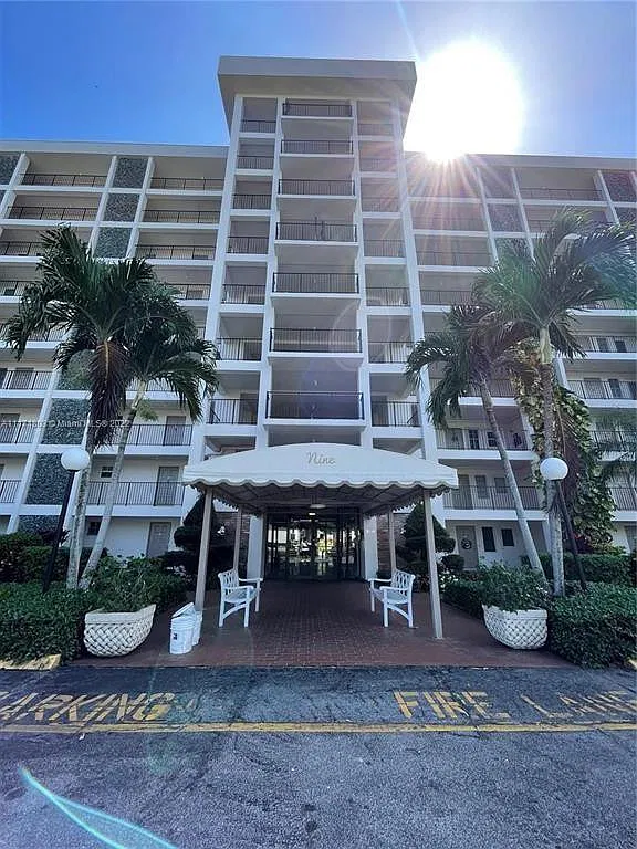 1 bed, 1.5 bath, 900 sqft, $1,775 — Photo 2