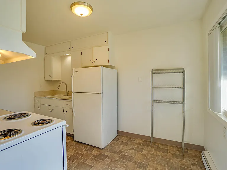 470 SE 12th Ave #5 — Photo 3